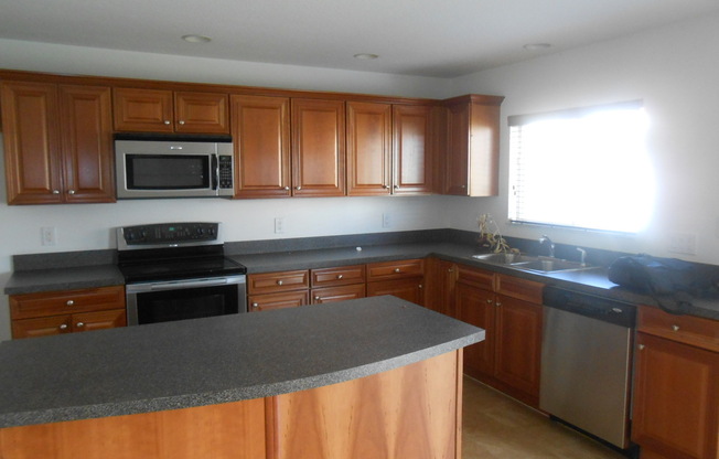 3 beds, 2.5 baths, $2,595