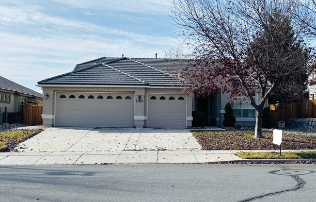 Beautiful single family 3 bed 2 bath home with a den in Spanish Springs.