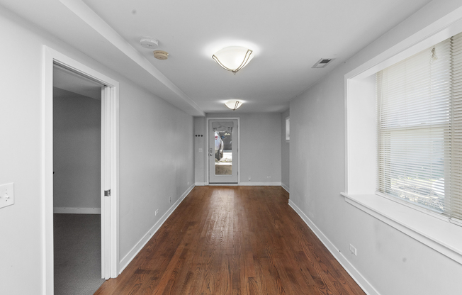1525 W BARRY AVE