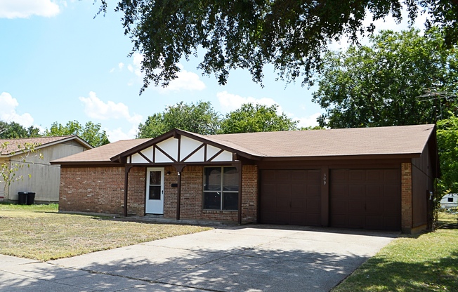 Charming 3-Bedroom Home with Spacious Backyard in Quail Creek!