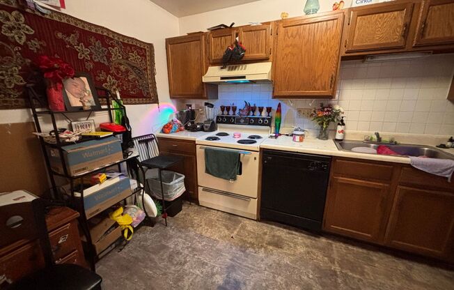 3 beds, 1.5 baths, $1,600, Unit Unit 2