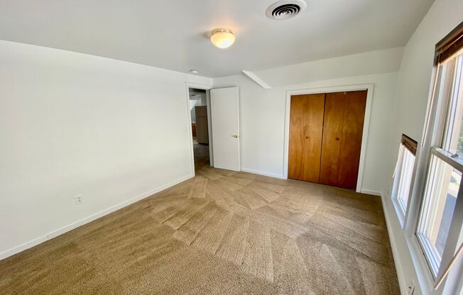 3 beds, 1 bath, $1,300, Unit 3