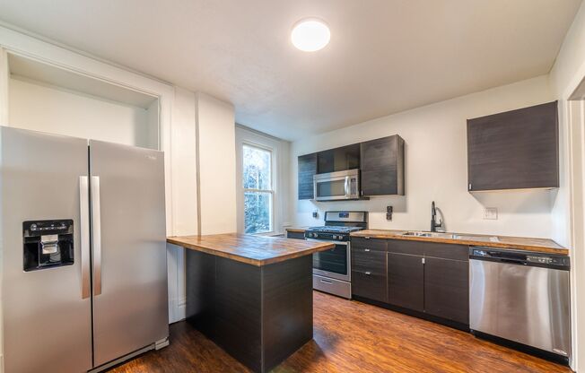 3 beds, 2.5 baths, $2,075, Unit Mt Washington