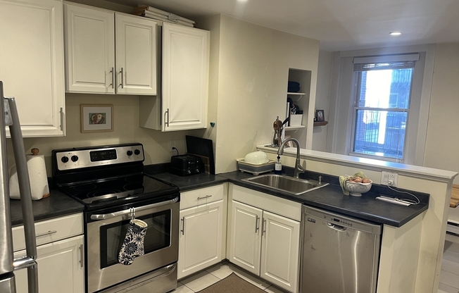 1 bed, 1 bath, 600 sqft, $2,225, Unit 3R