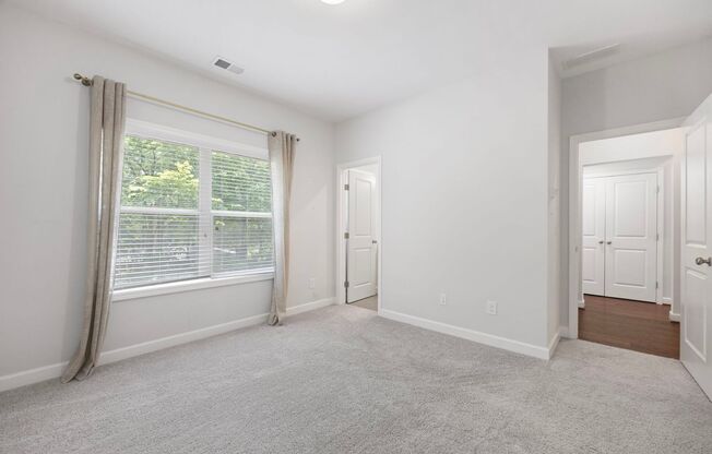 Stunning & Spacious Downtown Kennesaw Townhome 3 Bed 3.5 Bath w/2 Car Garage!