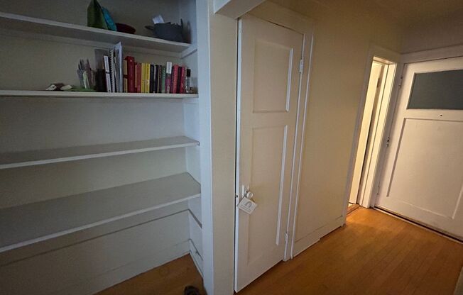 1 bed, 1 bath, $995, Unit 33