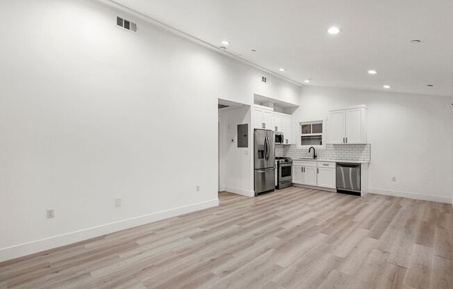 1 bed, 1 bath, 575 sqft, $2,995, Unit 976 E Edgeware Road