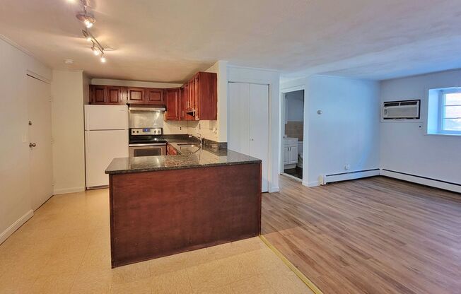 Heat, hot water and parking included! Cozy 2bed 1 bath condo in the center of Everett