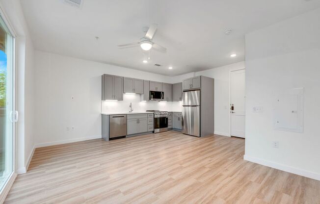 Studio, 1 bath, 476 sqft, $1,375