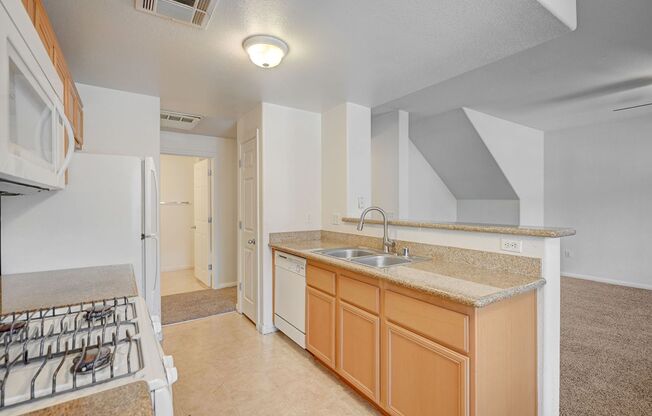3 beds, 2 baths, $1,650, Unit # 136