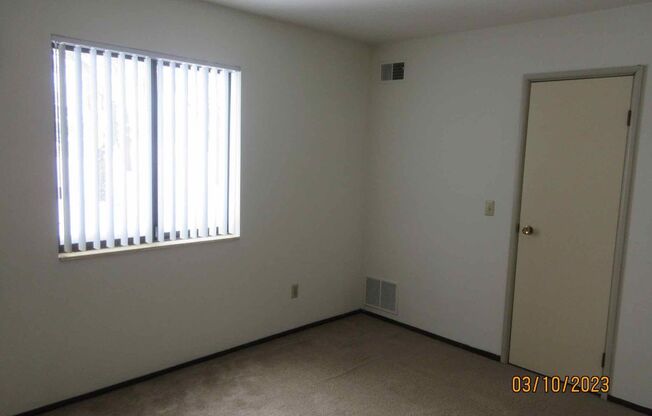 2 beds, 1 bath, $1,075, Unit 15621 - 03