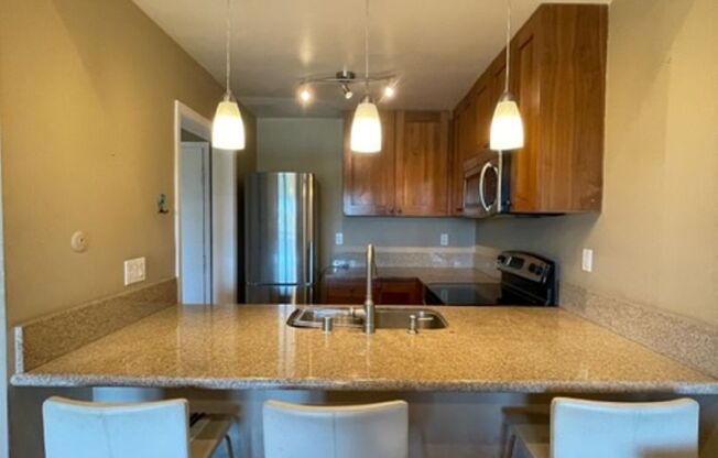 Spacious 1 Bedroom 1 Bathroom top floor Condo in Del Cerro!