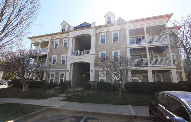 Beautifully maintained ground level condo in Germantown ready by mid April!