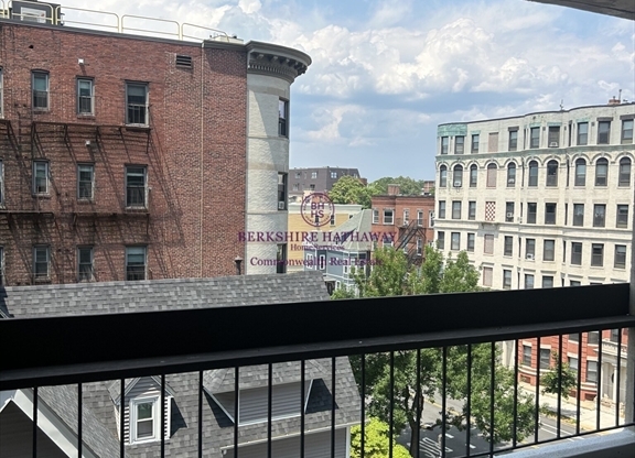 1 bed, 1.5 baths, 700 sqft, $3,050, Unit 503