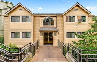 Bellevue - Spacious 2 Bedroom / 2 Bath Corner Condo Unit C1 **Pool and Gym!**