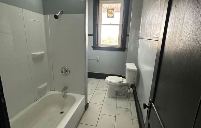 2 beds, 1 bath, $1,090, Unit 4