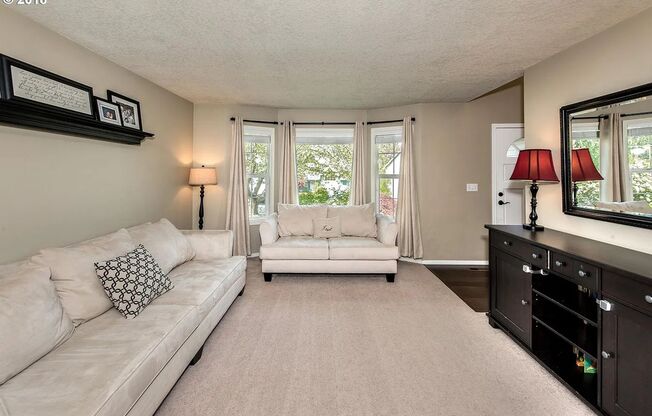 4465 NW Kahneeta Drive ~ Amazing Home!