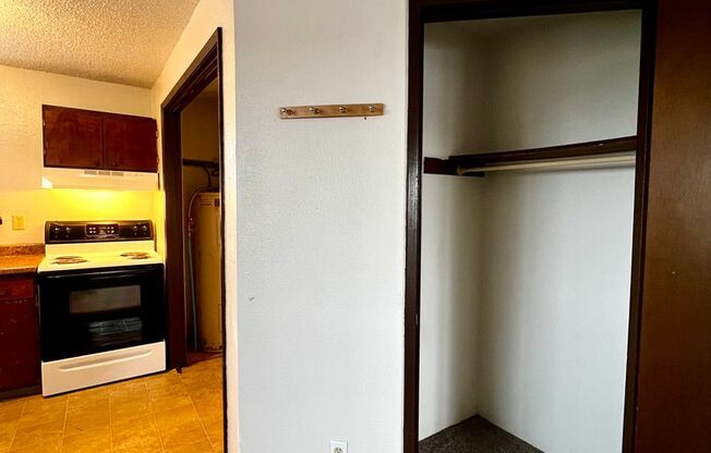 2 beds, 1 bath, 758 sqft, $1,200, Unit C