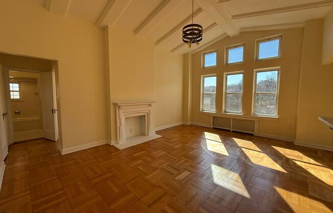 1 bed, 1 bath, 803 sqft, $2,450, Unit Royal York 1106