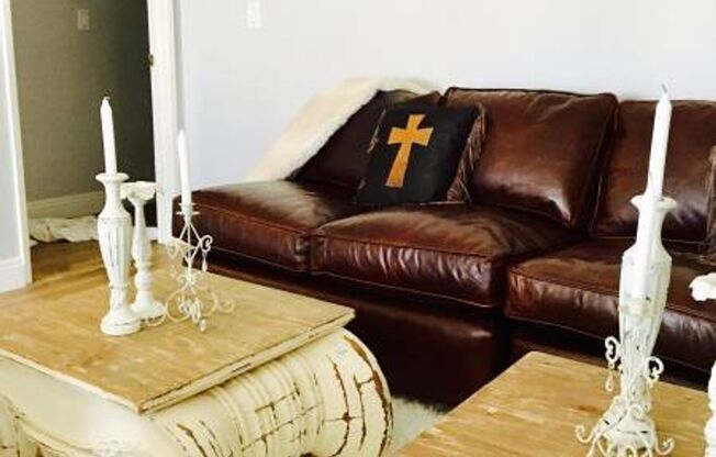 This is a great opportunity to rent a 2 bedroom at a competitive price in Tarzana.