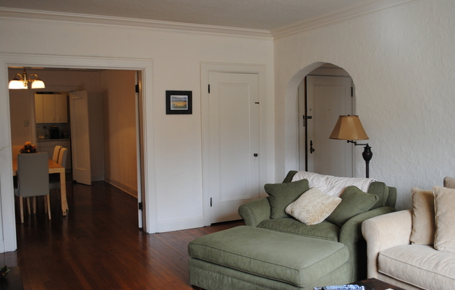 2 beds, 1 bath, 1,050 sqft, $1,695, Unit 01