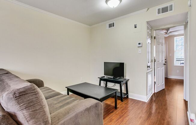 1 bed, 1 bath, 690 sqft, $1,100, Unit 306