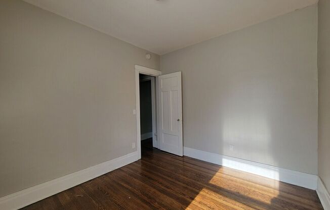 3 beds, 1 bath, $1,295, Unit 1131