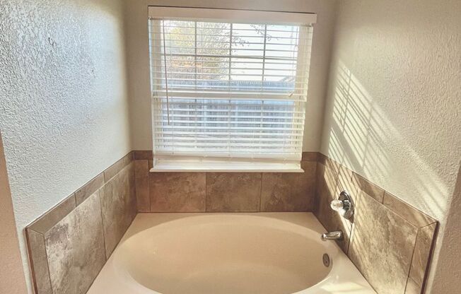 Beautiful 3 bed, 2 bath home in Noble!--1216 N 4th Street