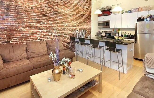 3 beds, 1 bath, 903 sqft, $5,300, Unit 403