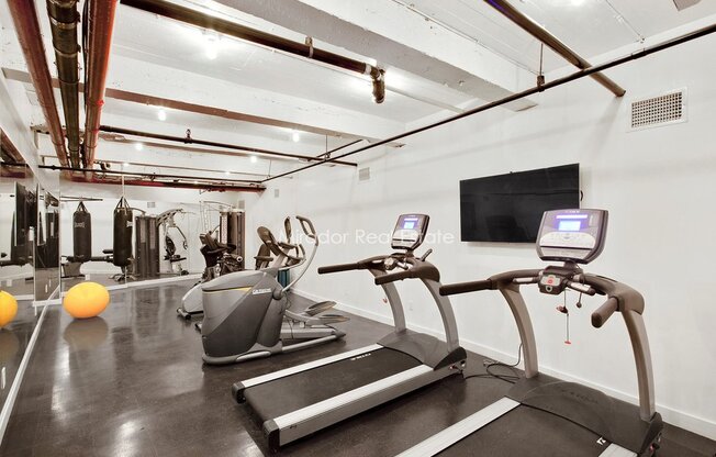 2 beds, 1 bath, $6,100, Unit 6C