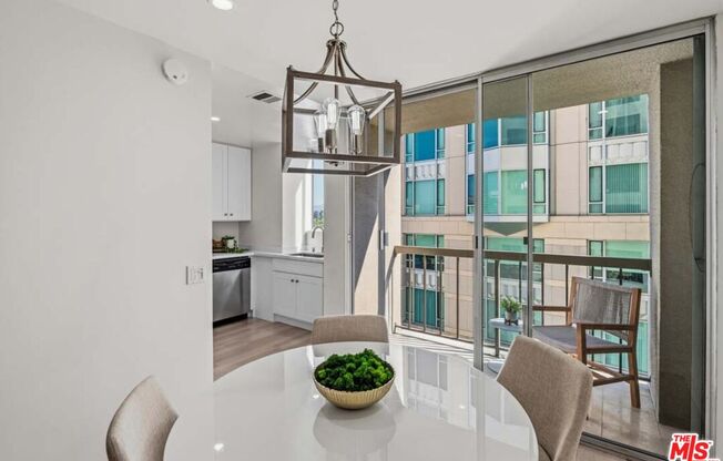 2 beds, 2 baths, 900 sqft, $4,000, Unit 806