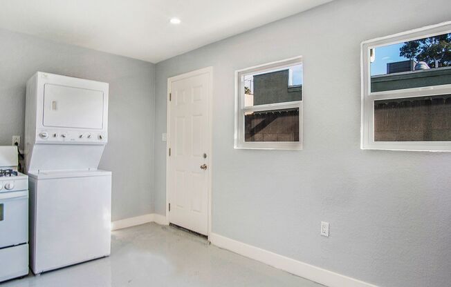 Studio, 1 bath, 450 sqft, $1,475, Unit 5452 Linden Avenue Unit B