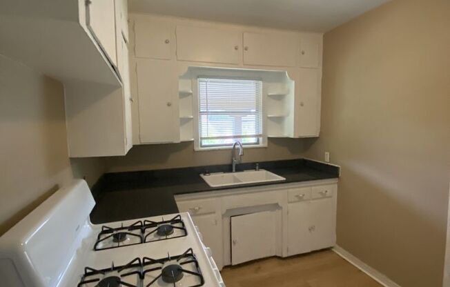 2 beds, 1 bath, 864 sqft, $775, Unit 2324 Up