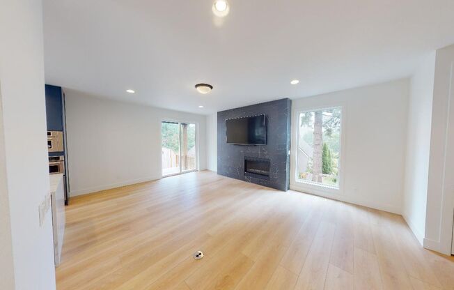 *Contemporary Home, Stylish Luxury, Central Air, Pet Friendly, Fenced Yard
