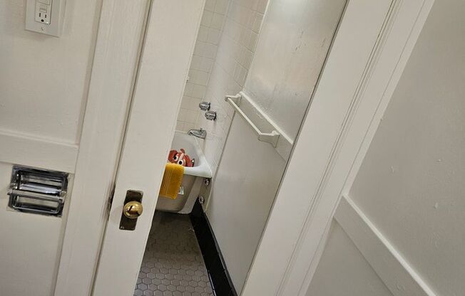 Studio, 1 bath, 337 sqft, $1,099, Unit 30