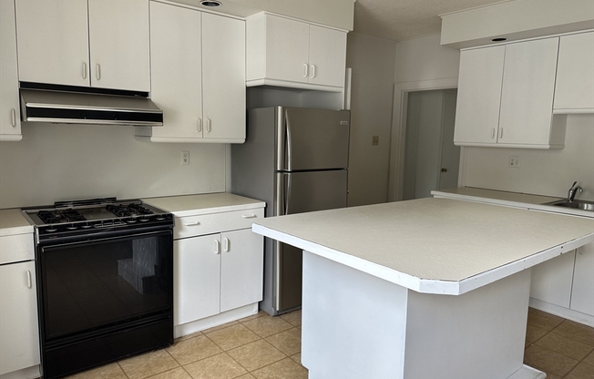 2 beds, 1 bath, 1,600 sqft, $3,000, Unit 29