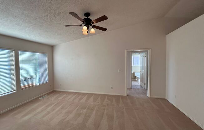 3 beds, 2 baths, $2,095, Unit Cameo PARK HOA.