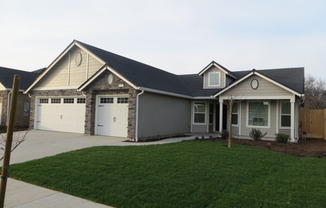 East Fresno Home, 4BR/2BA, 3 Car Garage,  Granite, W/D, Frig!