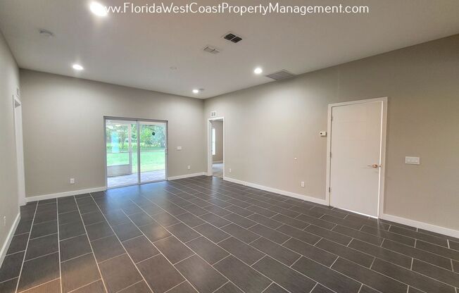 SLEEK -MODERN 3 BEDROOM/2 BATH WITH SUPER SARASOTA LOCATION!