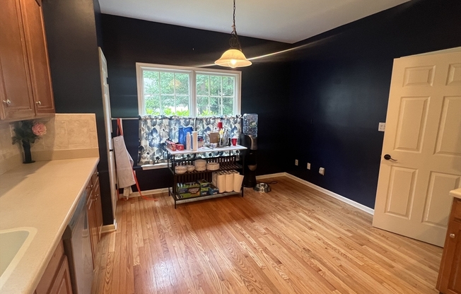 8 STONEGATE LN