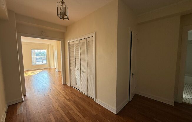 1 bed, 1 bath, 572 sqft, $1,510, Unit Old King Edward 46