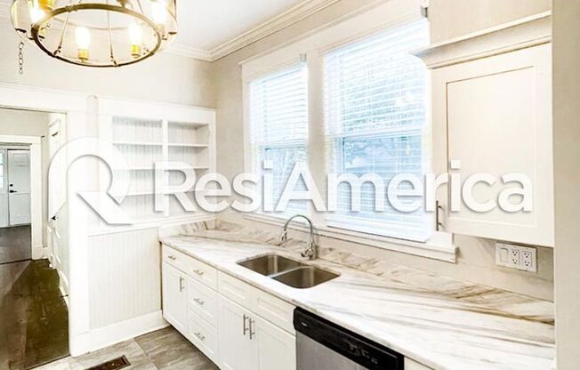 2 Bedroom/1 Bathroom Midtown Charmer!