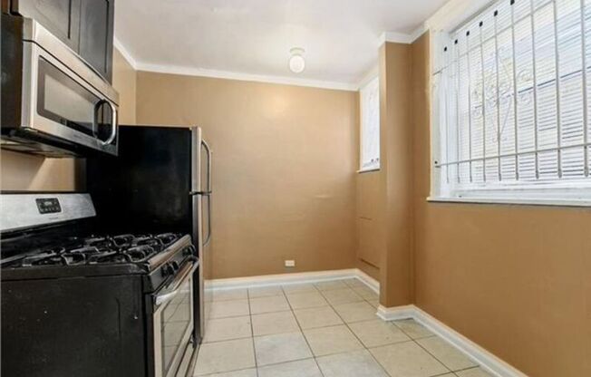 1140 W 77 ST
