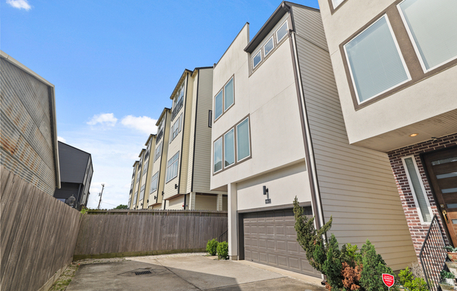 906 W 17 ST