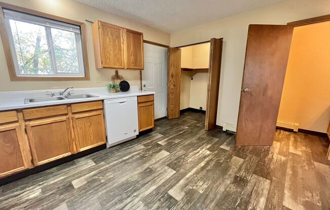 3 beds, 1.5 baths, 1,145 sqft, $1,095, Unit 300-6