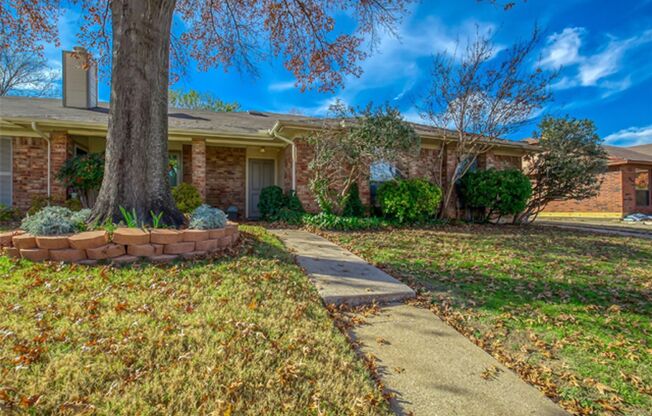 Beautiful 2-2 duplex in Bedford, HEB ISD! LAWN CARE INCLUDED!