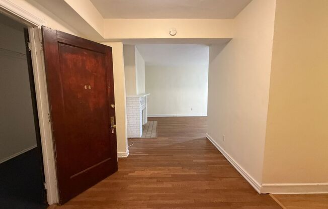 1 bed, 1 bath, 769 sqft, $1,475, Unit Old King Edward 44