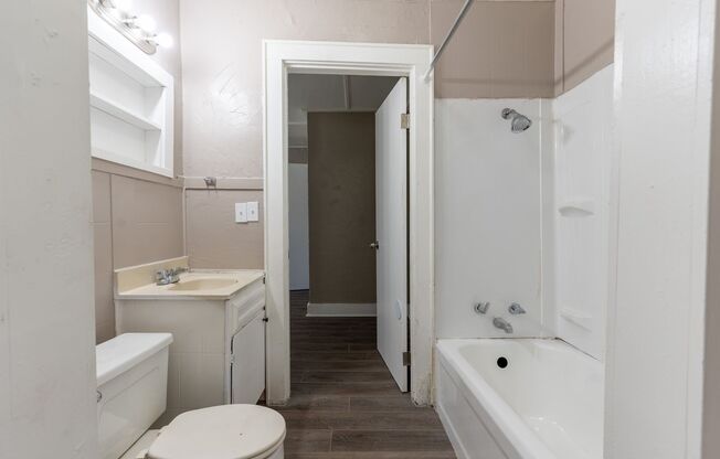 3 beds, 1 bath, $1,225, Unit 221 SE 55th St