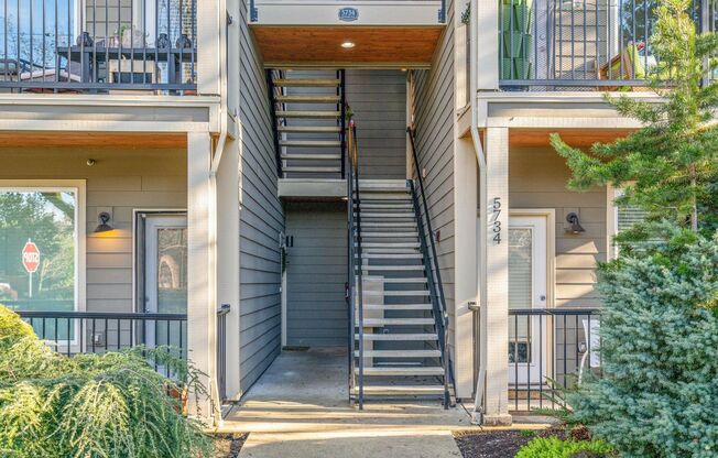 Beautiful, modern 2-bdrm/1-bath condo in vibrant N Portland—Backyard, covered balcony, lots of natural light