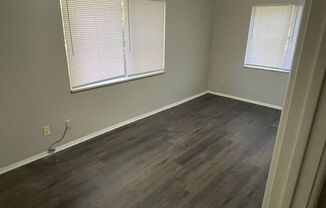 2 beds, 1 bath, 700 sqft, $950, Unit 2E